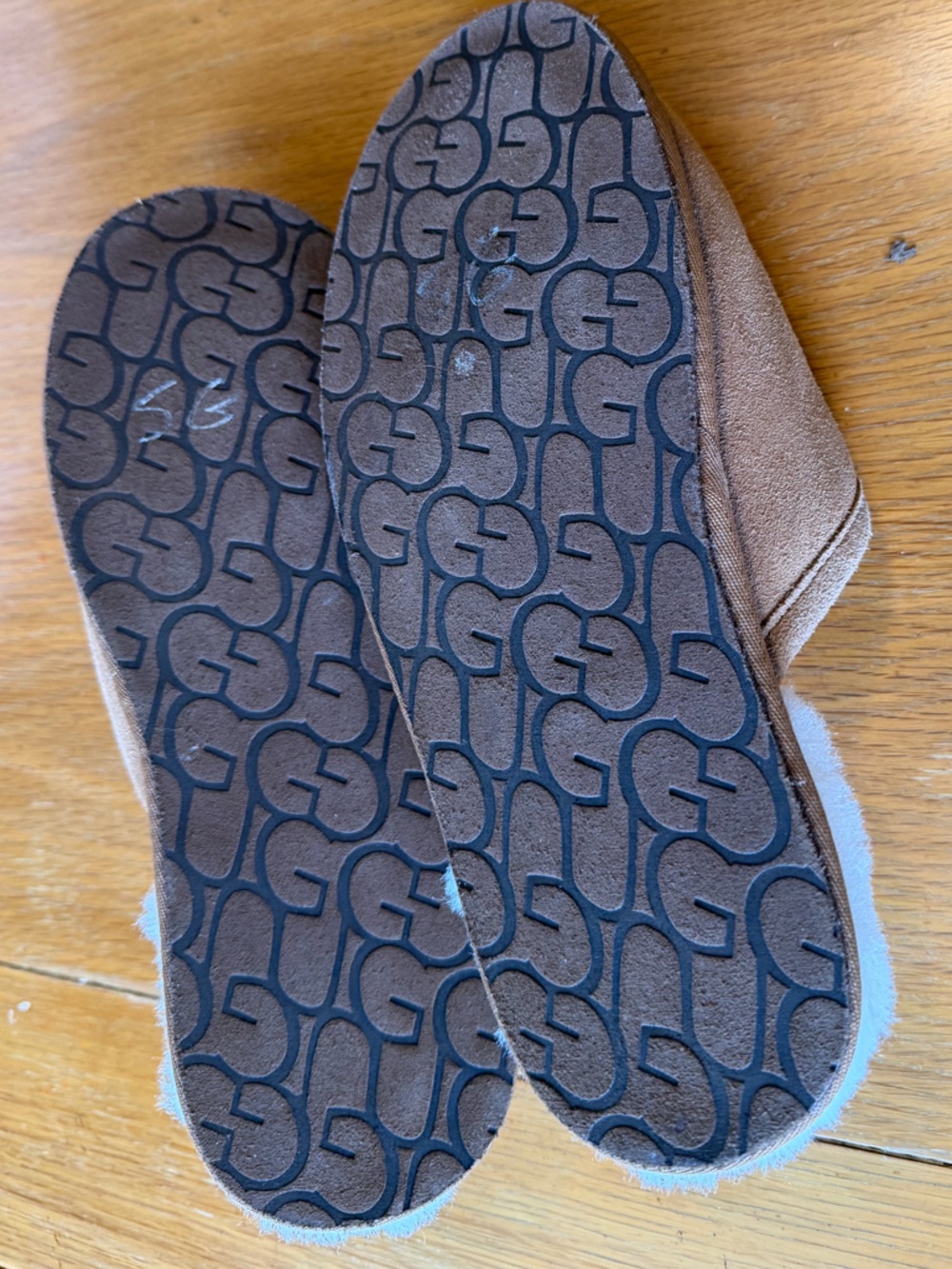 Men’s size 9 UGG® scuff slippers in Chestnut suede - Picture 3 of 4